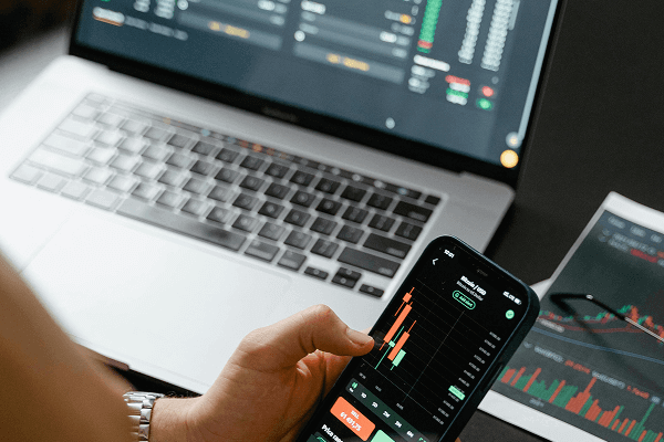  ภาพแสดงบุคคลตรวจดูกราฟราคาและพิจารณาการเทรด - Ultima Markets