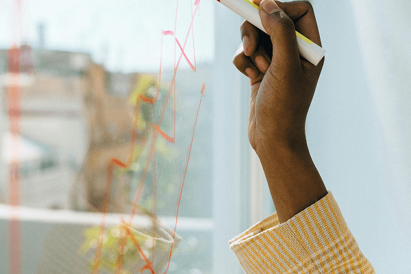 ภาพแสดงบุคคลประเมินการเคลื่อนไหวของตลาด - Ultima Markets